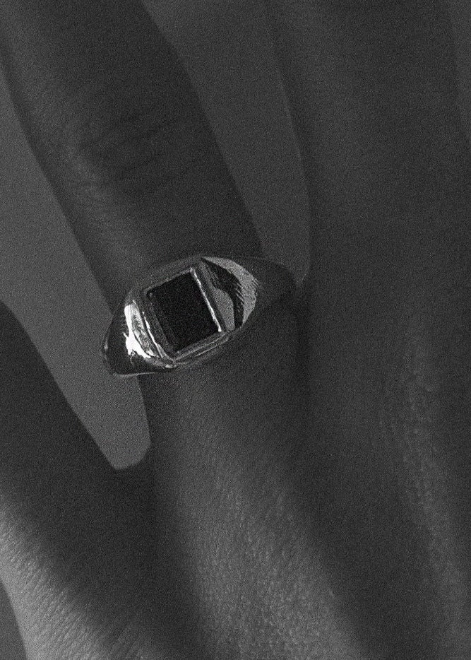 Classic Onyx Signet 01