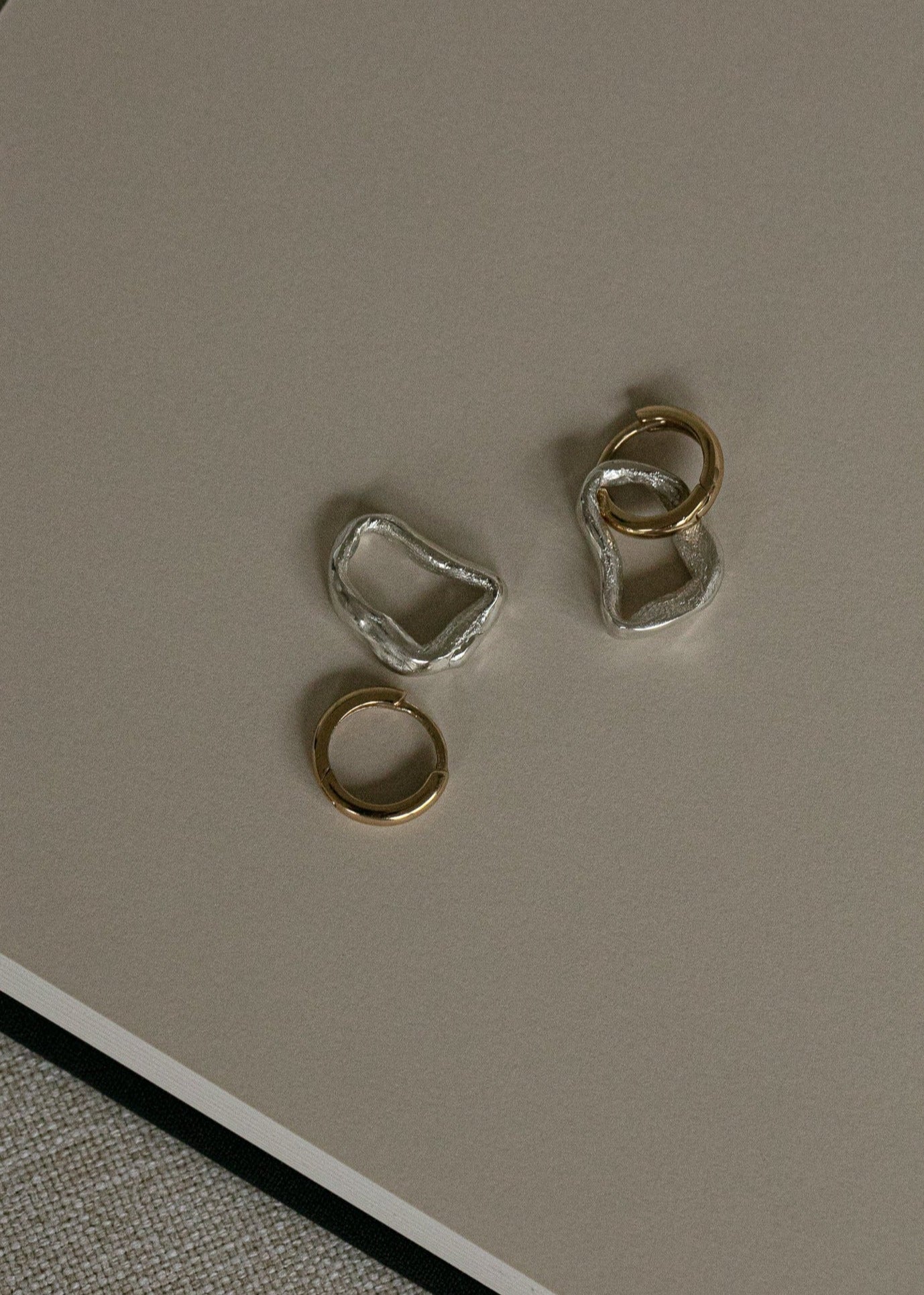 Classic Link Earrings 02